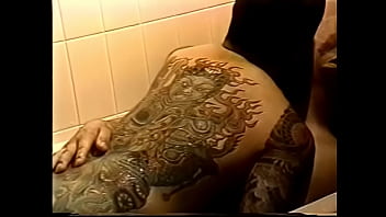 Homens com bundas grandes ficam fodidos pornô gay